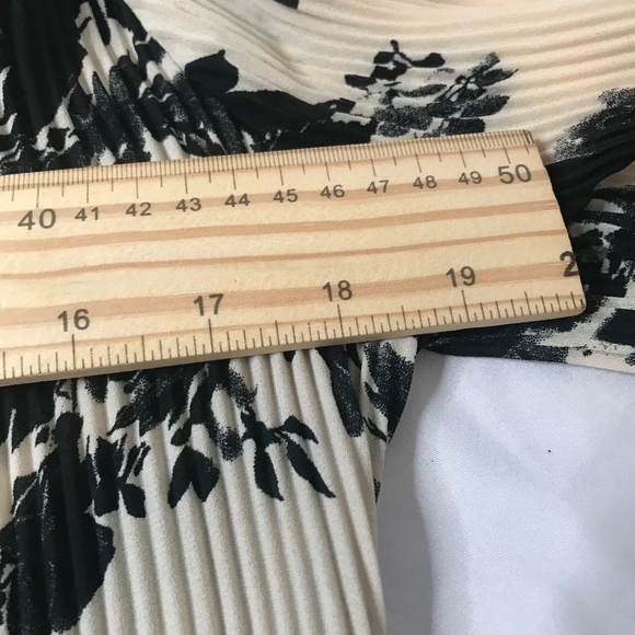Women's Pleated Black and Beige Polyester Floral Blouse Large - Picture 5 of 12